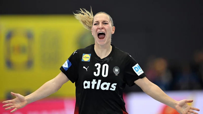 Rechtsaußen Jenny Behrend hofft auf die erste WM-Medaille ihrer Karriere. - © Federico Gambarini/dpa