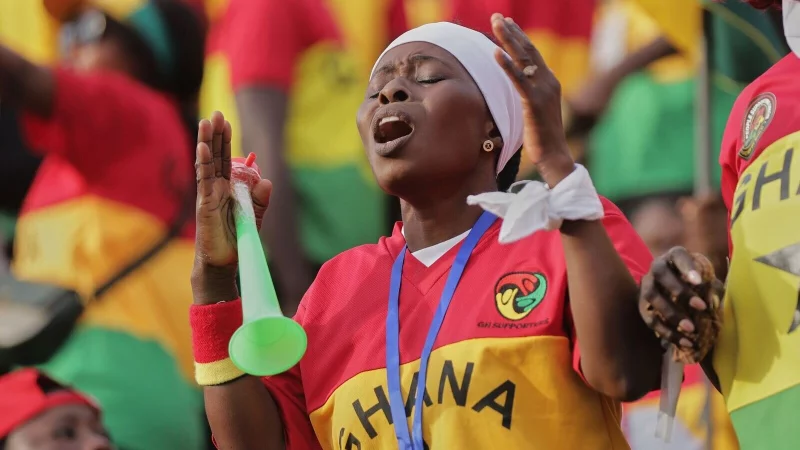 Die ghanaischen Fans bejubelten den Sieg gegen die Komoren ausgelassen. - © Peniel Brago Amoakohene/AP/dpa