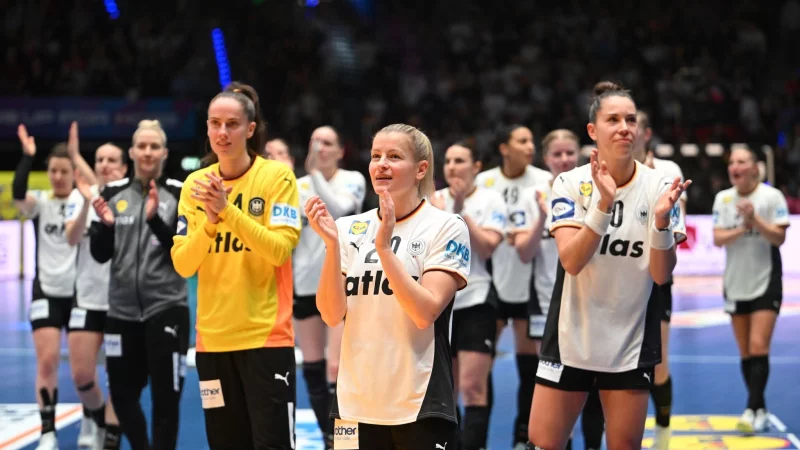 Nach dem siegreichen WM-Start freuen sich die deutschen Handballerinnen gegen Uruguay auf ein weiteres stimmungsvolles Spiel. - &copy; Marijan Murat/dpa