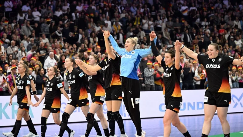 Noch ein Sieg trennt die deutschen Handballerinnen von einer WM-Medaille. - © Federico Gambarini/dpa