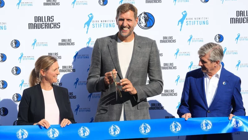 Dirk Nowitzki bei der Einweihung des Courts in W&uuml;rzburg. - &copy; Karl-Josef Hildenbrand/dpa