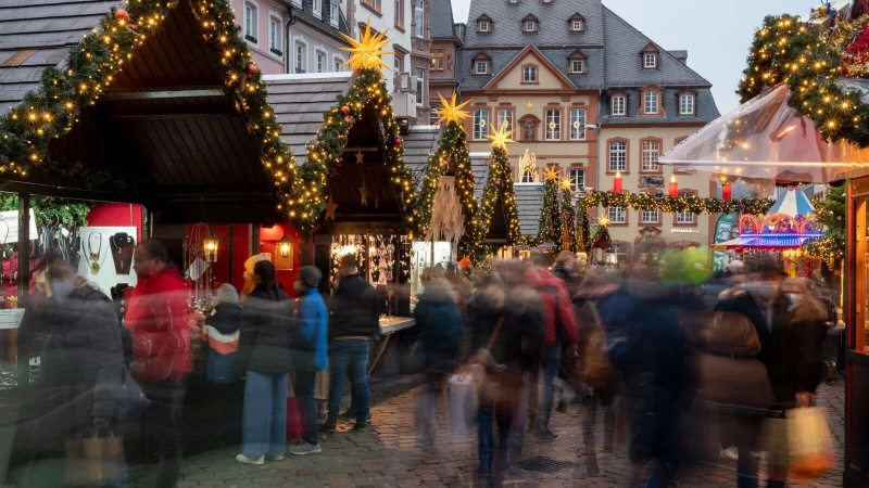 Vorsicht: Diebe nutzen gern den Trubel und die Enge auf Weihnachtsmärkten, um Beute zu machen. - © Harald Tittel/dpa/dpa-tmn
