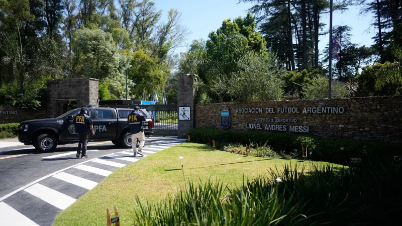 Die Polizei durchsucht den Sitz von Argentiniens Fu&szlig;ballverband - &copy; Natacha Pisarenko/AP/dpa