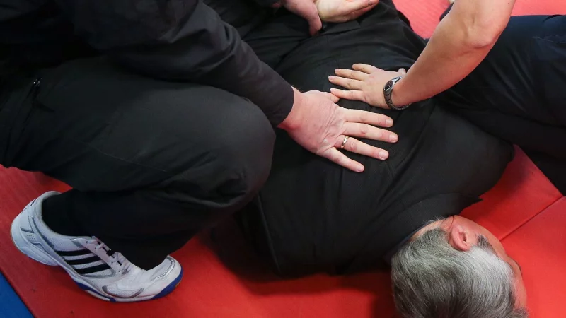 Jemanden gegen dessen Willen festhalten? Hat jemand zuvor eine Straftat begangen, d&uuml;rfen couragierte B&uuml;rgerinnen und B&uuml;rger tats&auml;chlich von einer Jedermann-Festnahme Gebrauch machen. - &copy; Axel Heimken/dpa/dpa-tmn