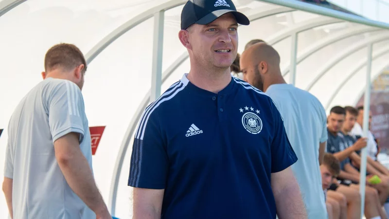 Coach Marc-Patrick Meister ist mit der deutschen U17 bei der Fu&szlig;ball-WM noch sieglos. (Archivbild) - &copy; Berney Ardov/dpa