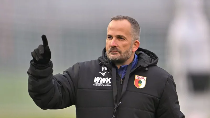 Manuel Baum leitet seine erste Trainingseinheit als Interimscoach in Augsburg. - © Peter Kneffel/dpa