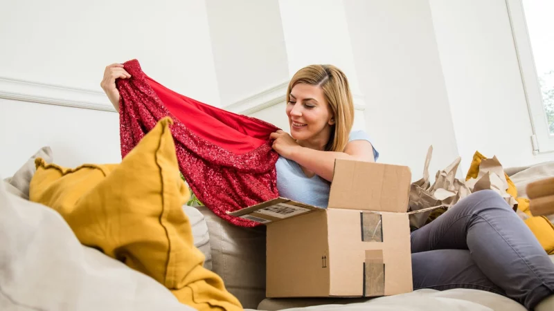 Die Kleidungsstücke sollten aus natürlichen Stoffen bestehen. - © Christin Klose/dpa-tmn