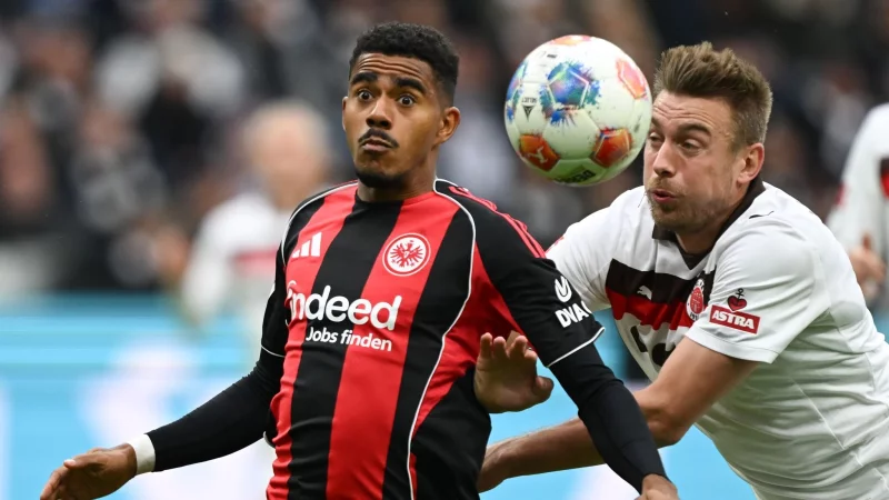Lieferten sich ein umkämpftes Duell: Eintracht Frankfurt um Ansgar Knauff (l) und der FC St. Pauli um Hauke Wahl (r). - © Arne Dedert/dpa