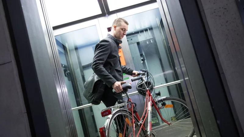 Der Aufzug als Stolperfalle? Das passiert, wenn zwischen Kabinen- und Etagenboden beim Halt kleine Stufen von einigen Zentimetern auftreten. - &copy; Christin Klose/dpa-tmn