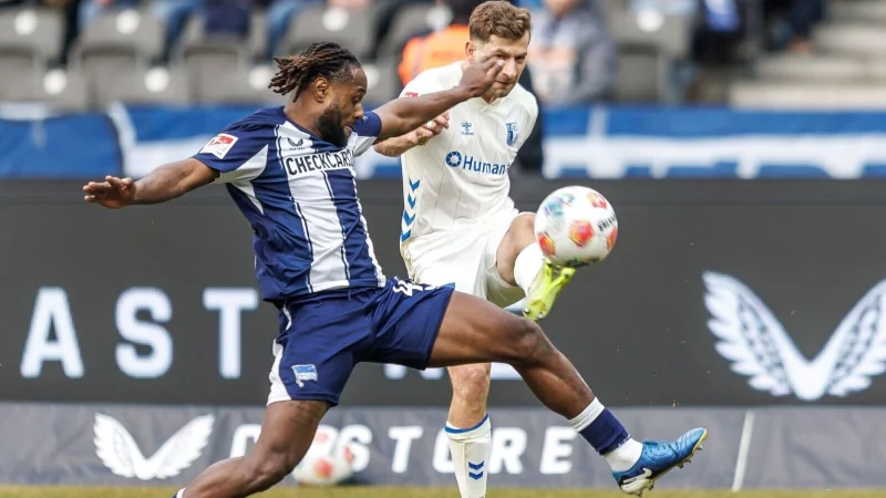 Zwischen den Toren spielte sich das Geschehen zumeist ab. - © Andreas Gora/dpa