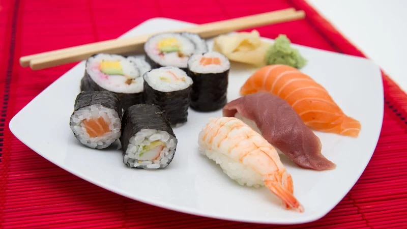 Nicht jeder Fisch darf auf den Sushi-Teller: Damit Fisch roh verzehrt werden kann, sollte er bestimmte Kriterien erf&uuml;llen. - &copy; Andrea Warnecke/dpa-tmn