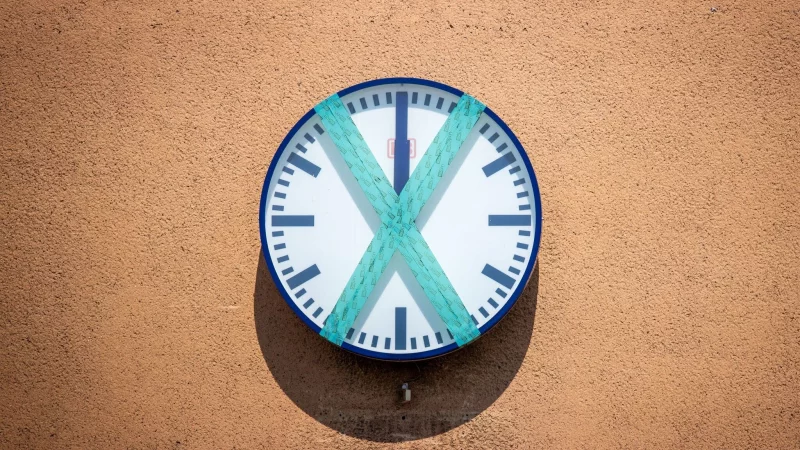 Wann die Zeit im Unternehmen abläuft, ist bei befristeten Verträgen klar absehbar. - © Jens Büttner/dpa/dpa-tmn