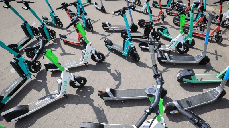 E-Scooter spalten die Gemüter: Die einen nervt es, dass sie auf dem Gehweg rumstehen – die anderen finden sie ungemein praktisch, um schnell voranzukommen. - © Christian Charisius/dpa/dpa-tmn