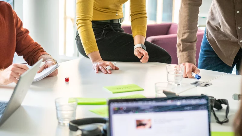 Und wer entscheidet jetzt? Flache Hierarchien im Unternehmen bedeuten auch: viel Eigenverantwortung und Konfliktpotenzial im Team. - &copy; Zacharie Scheurer/dpa-tmn