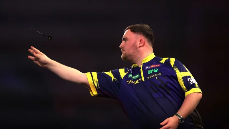 Luke Littler gl&auml;nzt gegen den &Ouml;sterreicher Suljovic. - &copy; Steven Paston/PA Wire/dpa