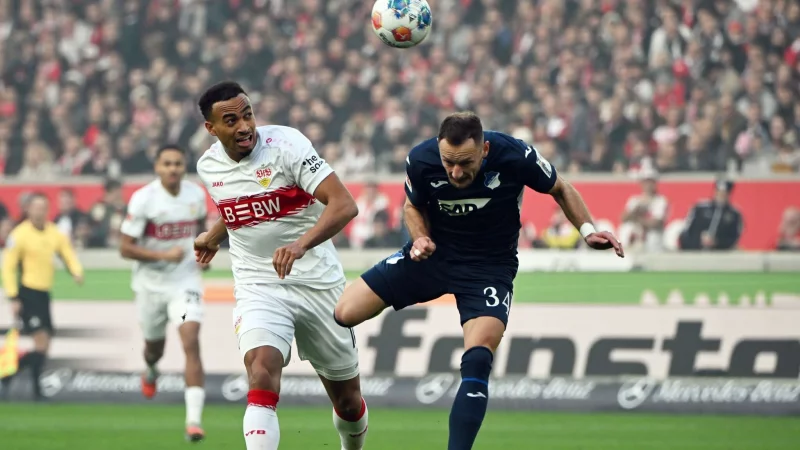 VfB-Profi Jamie Leweling scheiterte in H&auml;lfte eins mit einem Distanzschuss. - &copy; Uli Deck/dpa