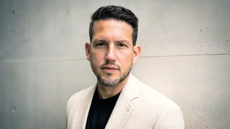 &Ouml;zg&uuml;r &Ouml;zvatan will weiter f&uuml;r ein Verbot der Nummer 88 k&auml;mpfen. - &copy; Nassim Rad/Aufbau Verlage/dpa