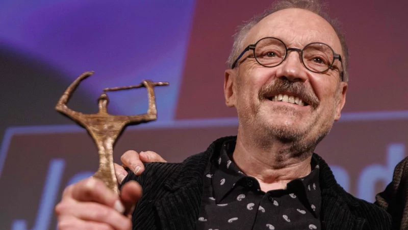 Hader wurde auch f&uuml;r seine spezielle k&uuml;nstlerische Handschrift geehrt. - &copy; Carsten Koall/dpa