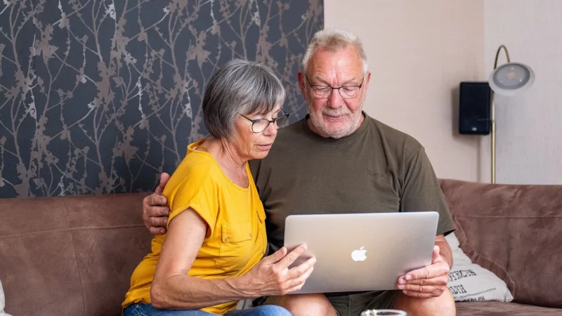 Einander absichern: Eine Risikolebensversicherung kann Partner und Familie im Ernstfall finanziell sch&uuml;tzen. Doch was gibt es zu beachten? - &copy; Benjamin Nolte/dpa-tmn