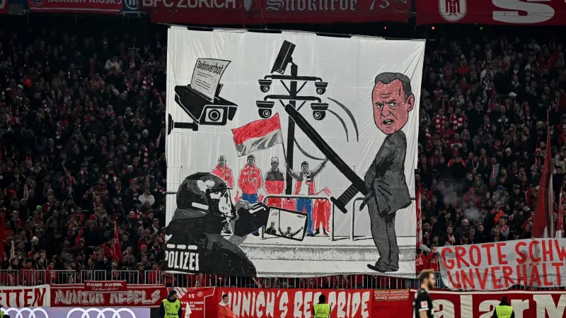 Die Bayern-Fans präsentierten aus Protest eine Karikatur von Hamburgs Innensenator Andy Grote. - © Sven Hoppe/dpa