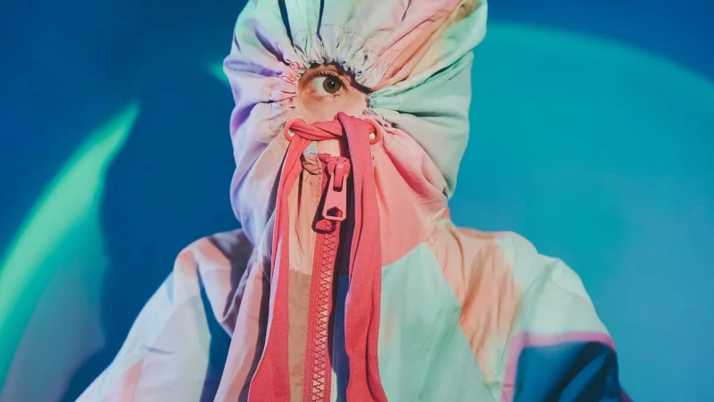 Manche Missgeschicke oder Fehler sind so unangenehm, dass man sich am liebsten unsichtbar machen w&uuml;rde. Das hilft allerdings nicht. - &copy; Nanitha/Westend61/dpa-tmn