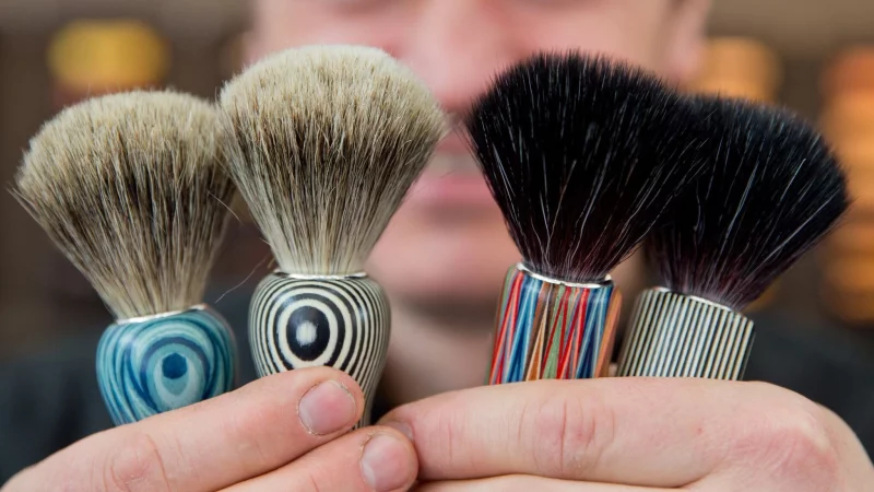 Rasierpinsel mit herk&ouml;mmlichen Borsten (l, Dachshaar) und veganen Borsten (Kunsthaar): Viele Pinsel enthalten Tierhaare &ndash; etwa vom Marder oder seiner Verwandten. Ihre Gewinnung ist eng mit der Pelzindustrie verbunden. - &copy; Daniel Karmann/dpa/dpa-tmn