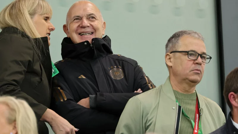 Befürwortet Reformen im Nachwuchsfußball: Andreas Rettig (r). - © Christian Charisius/dpa