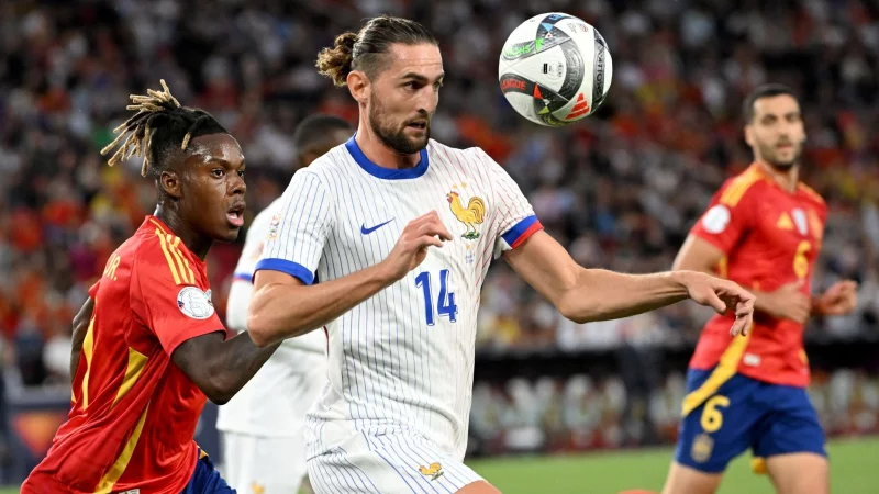 Der Franzose Adrien Rabiot (M) kritisiert den Plan für ein italienisches Ligaspiel in Australien. - © Marijan Murat/dpa