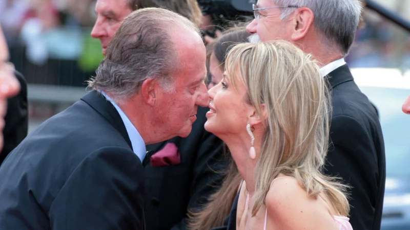 Mitten in einer Wirtschaftskrise ging Spaniens König Juan Carlos auf Elefantenjagd, mit Corinna zu Sayn-Wittgenstein und Freunden - unter anderem das kostete ihn den Thron. - © Picture Alliance/Schroewig/Maels/ZDF/dpa