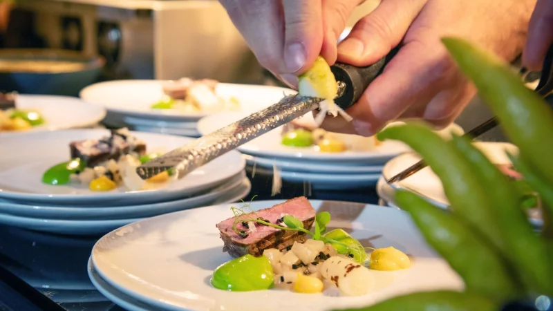 Um den Teller zus&auml;tzlich zu dekorieren, funktionieren Zitronenzesten wunderbar. Es k&ouml;nnen aber auch gehackte N&uuml;sse, gehobelter Parmesan, grobes Meersalz oder gemahlener Pfeffer sein. - &copy; Christin Klose/dpa-tmn