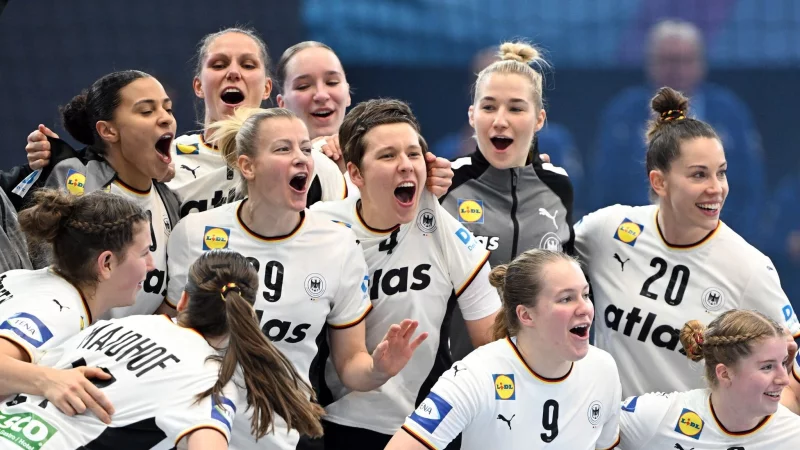 Der Medaillen-Traum lebt: Das DHB-Team steht im Viertelfinale. - © Federico Gambarini/dpa