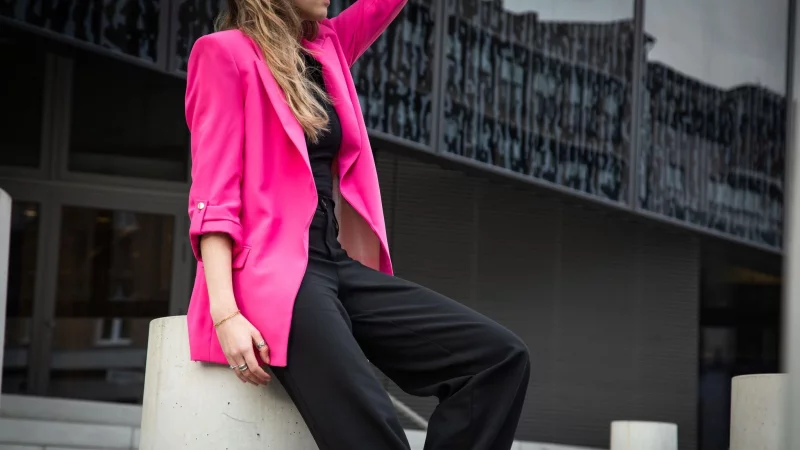 In Kombination mit neutralen T&ouml;nen wirkt der Neonlook alltagstauglich und gleichzeitig modern. - &copy; Christin Klose/dpa-tmn