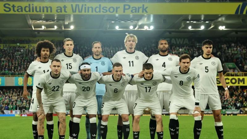 Die DFB-Elf stellt sich zum Team-Foto im Windsor Park. - © Christian Charisius/dpa
