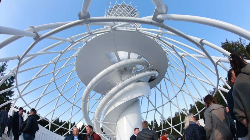 Wagemutige können sich vom Aussichtsturm der «HEX Erlebniswelt» auf zwei unterschiedlich langen Rutschen in die Tiefe stürzen. - © Matthias Bein/dpa/dpa-tmn