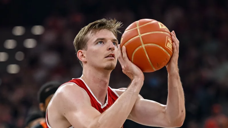 Münchens Aufbauspieler Justus Hollatz fand gegen Braunschweig gut ins Spiel. - © Harry Langer/dpa