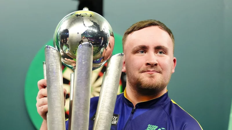 Wurde mit 17 Weltmeister: Der Engländer Luke Littler. - © Zac Goodwin/PA Wire/dpa