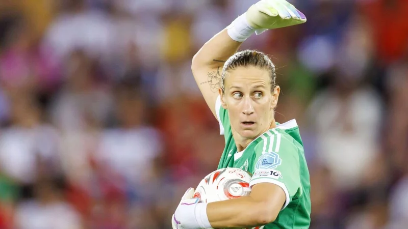 Im EM-Halbfinale gegen Spanien noch im Tor: Stammkeeperin Ann-Katrin Berger fehlt der DFB-Auswahl. - © Michael Buholzer/KEYSTONE/dpa