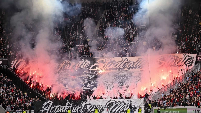 Laut Polizei gibt es einen starken Anstieg bei Verstößen mit Pyrotechnik rings um den Profifußball. - © Harry Langer/dpa