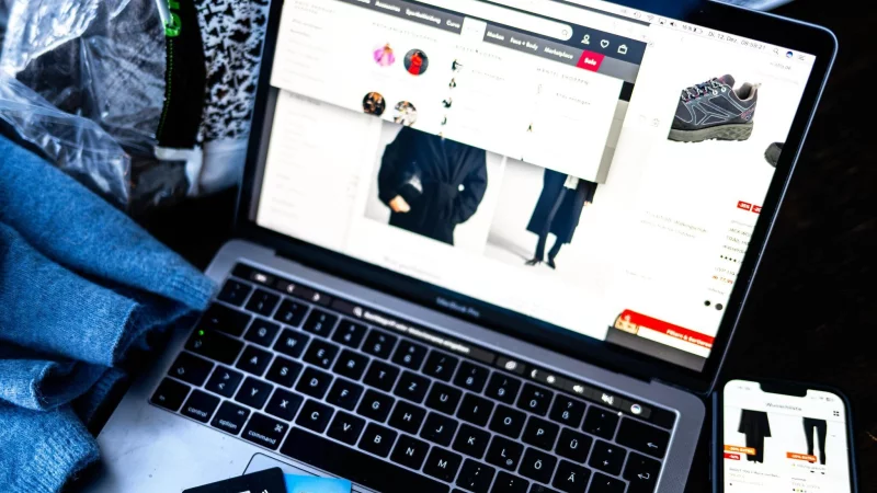 Online-Marktplätze müssen nach dem Digital Services Act benutzerfreundliche Meldewege für illegale Inhalte und Produkte bereitstellen. - © Sina Schuldt/dpa/dpa-tmn