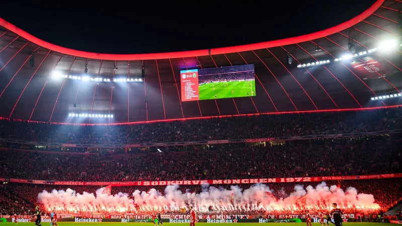Fans auf beiden Seiten zündeten beim Spiel in der Allianz Arena Pyrotechnik. - © Tom Weller/dpa