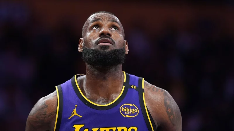 Schluss nach Saison 23: LeBron James h&ouml;rt auf. - &copy; Mark J. Terrill/AP/dpa