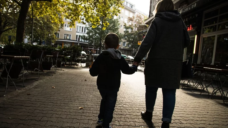 Kindeswohl im Mittelpunkt: Nach einer Trennung entscheidet oft das Gericht, bei welchem Elternteil die Kinder dauerhaft leben werden. - © Christin Klose/dpa-tmn