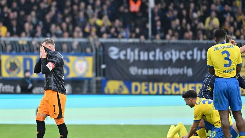 Schockmoment: Braunschweigs Florian Flick bleibt verletzt am Boden liegen. - © Swen Pförtner/dpa