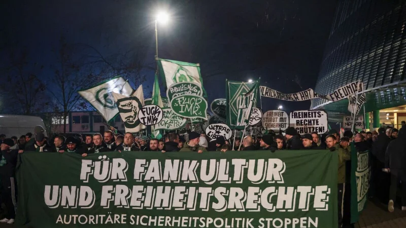 Die Fans hatten wochenlang protestiert. (Archivbild) - © Focke Strangmann/dpa