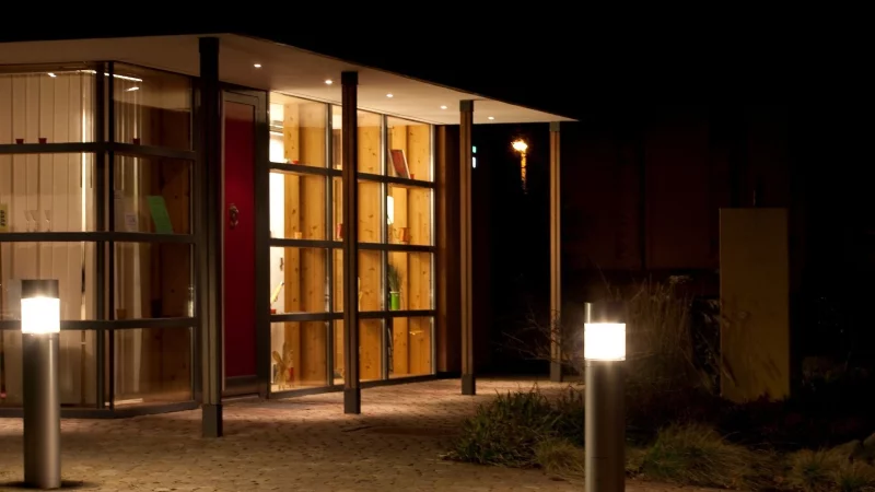 Sind der Eingangsbereich und die Wege auf dem Grundstück gut beleuchtet, können Bewohner und Gäste auch in der Dunkelheit sicher zum Haus gelangen. - © Kai Remmers/dpa Themendienst/dpa-tmn