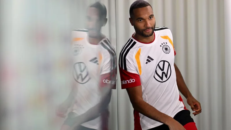 Schwungvoll betritt Tah das DFB-Podium. - &copy; Julian Stratenschulte/dpa