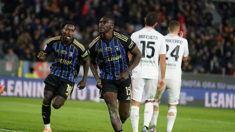 Torsch&uuml;tze Idrissa Tour&eacute; (M) sorgte f&uuml;r Pisas ersten Sieg in der Serie A seit 34 Jahren. - &copy; Alessandro La Rocca/LaPresse/dpa