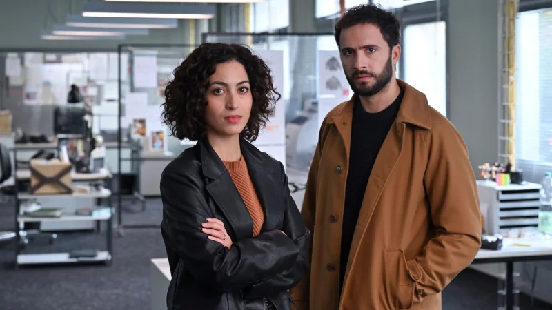 Hauptkommissarin Nadirah (Sabrina Amali) bittet den jungen Rabbiner Samuel (Garry Fischmann) um Unterstützung in einem komplexen und undurchsichtigen Fall. - © Hardy Spitz/ARD Degeto Film/UFA Fiction/dpa