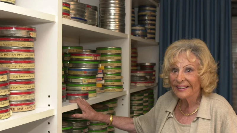 Leni Riefenstahl im Jahr 2002 in ihrem Haus in P&ouml;cking nahe dem Starnberger See. Am 8. September 2003 starb sie mit 101 Jahren. (Archivbild) - &copy; Frank M&auml;chler/dpa