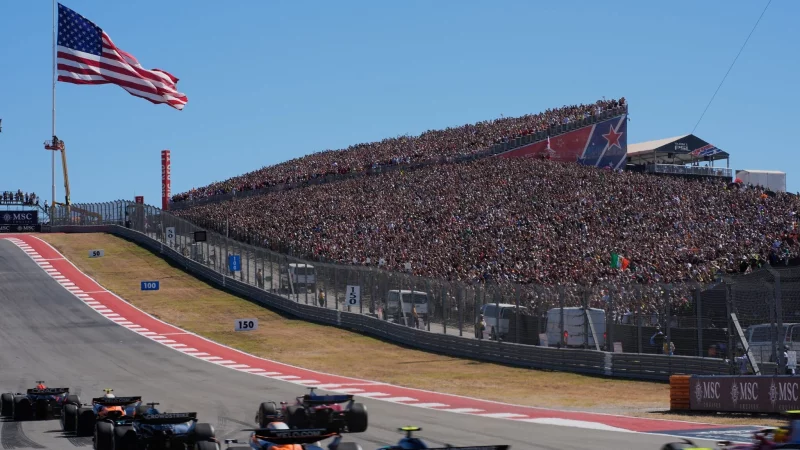 Max Verstappen wehrte gleich beim Start alle Attacken ab. - © John Locher/Pool AP/AP/dpa